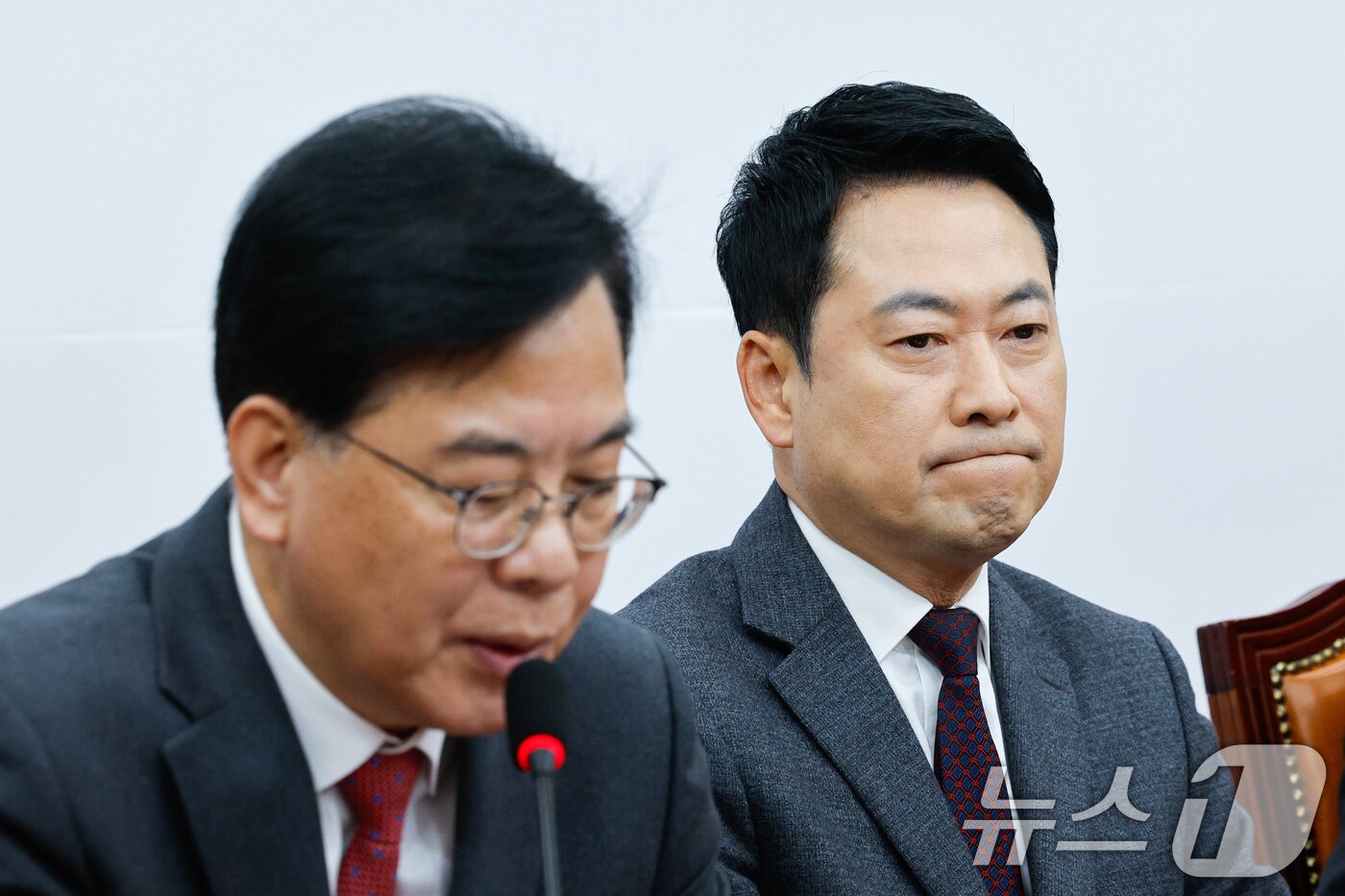 본문 이미지 - 장동혁 국민의힘 대표가 26일 오전 서울 여의도 국회에서 열린 최고위원회의에 참석해 송언석 원내대표 발언을 듣고 있다. 2026.3.26 ⓒ 뉴스1 안은나 기자