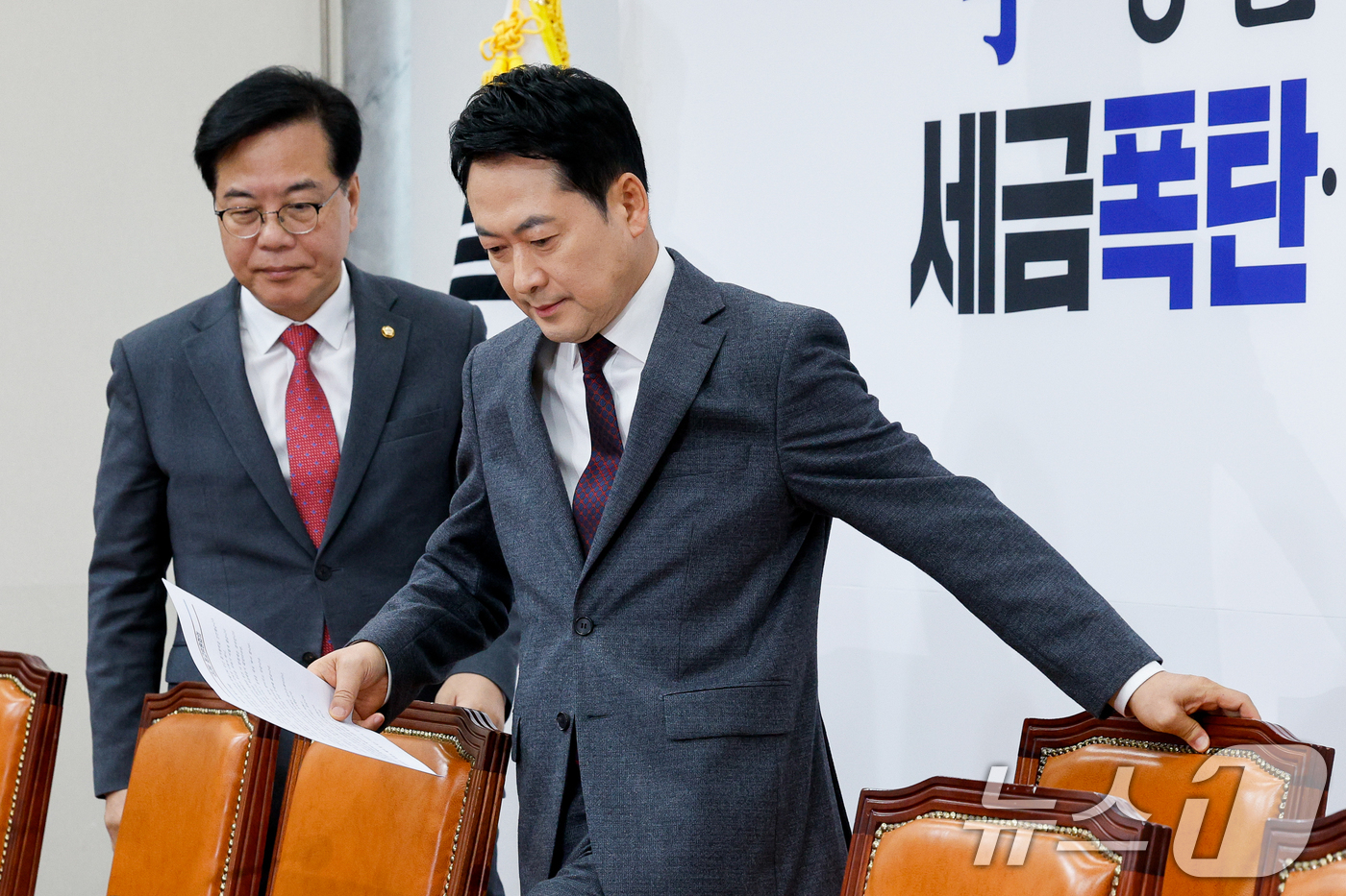 (서울=뉴스1) 안은나 기자 = 장동혁 국민의힘 대표와 송언석 원내대표가 26일 오전 서울 여의도 국회에서 열린 최고위원회의에 입장하고 있다. 2026.3.26/뉴스1