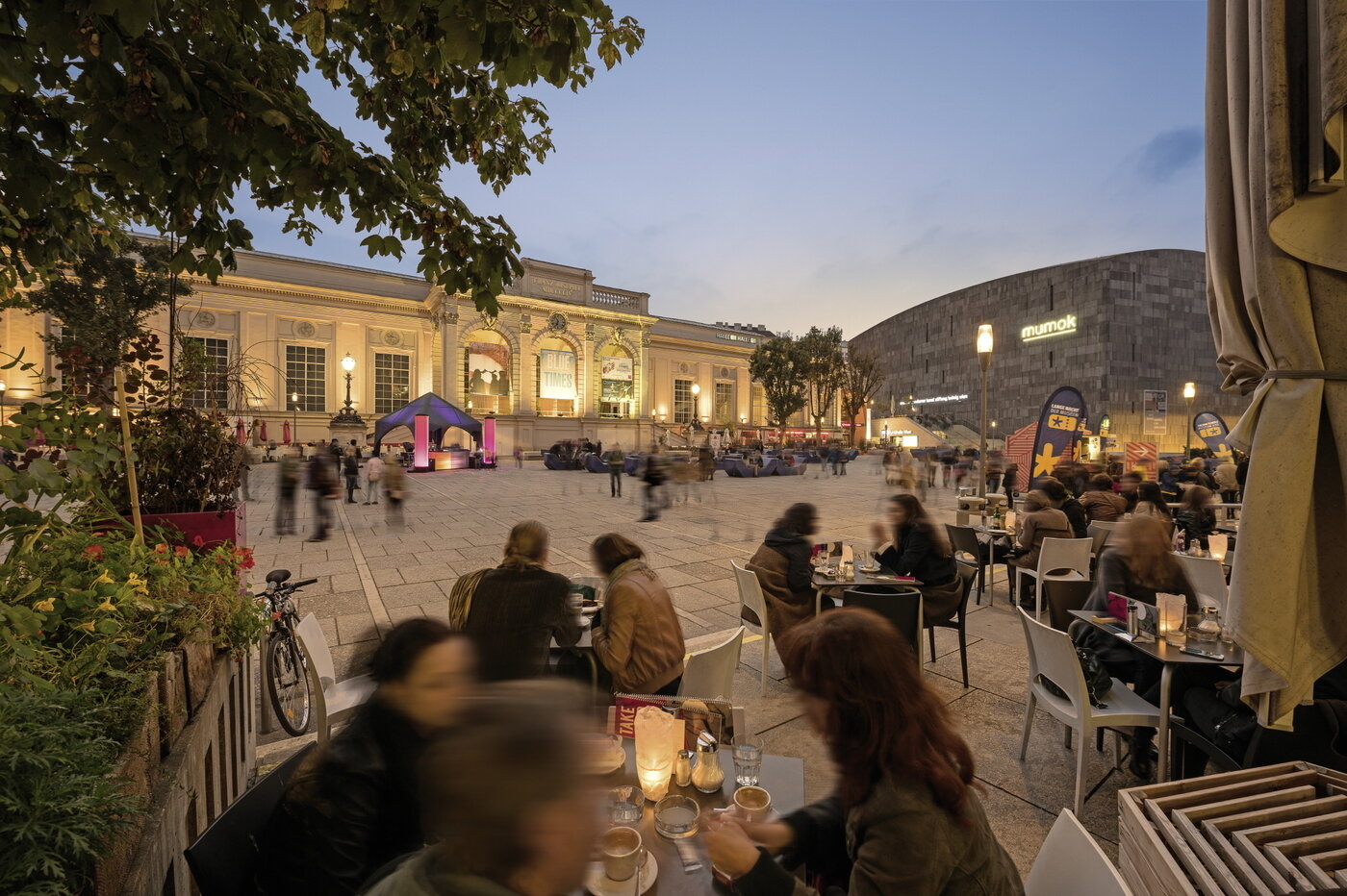 본문 이미지 -  MQ의 샤니가르텐에서 빈의 봄을 즐기는 사람들(빈관광청 제공