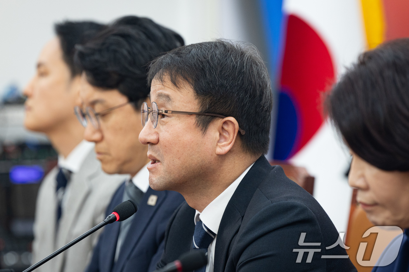 (서울=뉴스1) 유승관 기자 = 한병도 더불어민주당 원내대표가 26일 서울 여의도 국회에서 열린 정책조정회의에서 모두 발언을 하고 있다. 2026.3.26/뉴스1