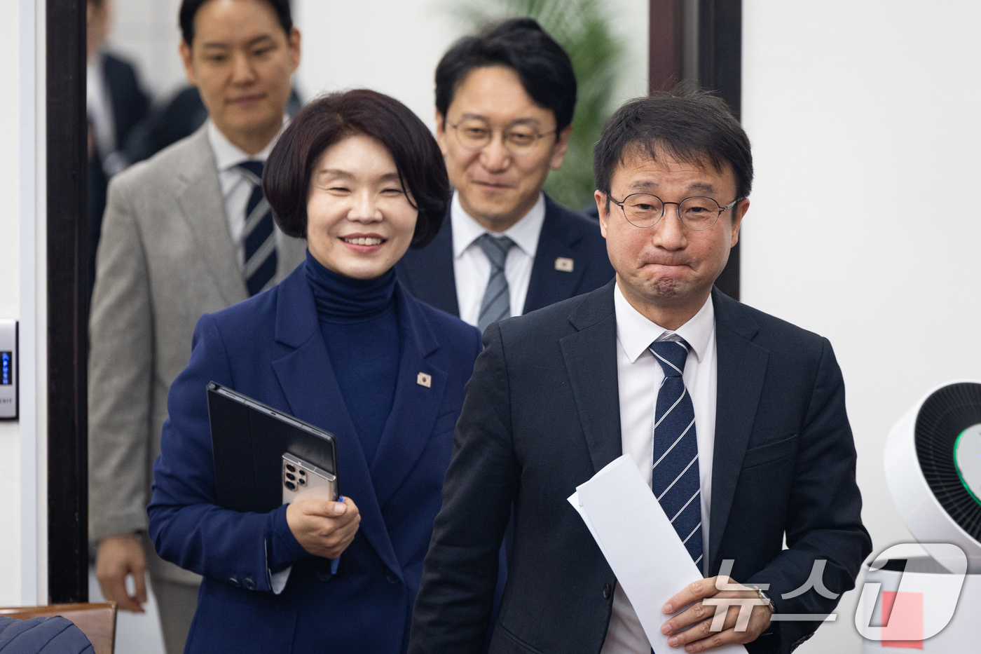 (서울=뉴스1) 유승관 기자 = 한병도 더불어민주당 원내대표와 한정애 정책위의장을 비롯한 원내지도부가 26일 서울 여의도 국회에서 열린 정책조정회의에 참석하고 있다. 2026.3. …