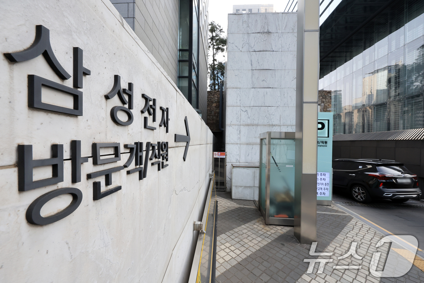 (서울=뉴스1) 이호윤 기자 = 삼성그룹이 차량 10부제를 시행한 26일 서울 서초구 삼성전자 서초사옥 주차장으로 차량이 들어오고 있다. 2026.3.26/뉴스1