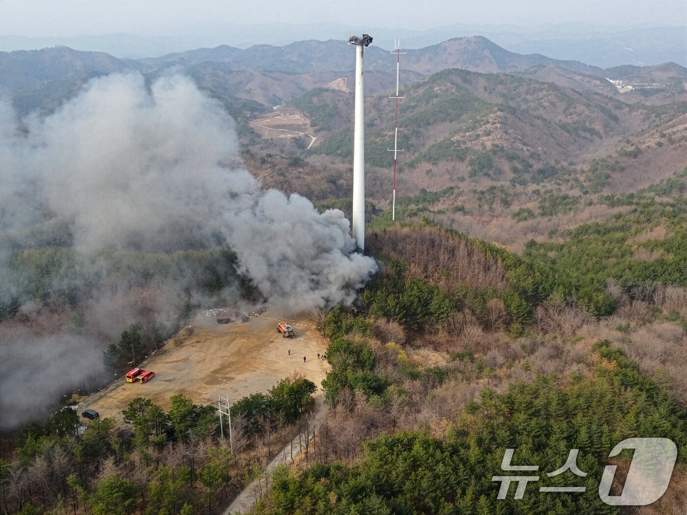 본문 이미지 - 26일 경북 영덕군 창포풍력단지 내 화재 사망 사고가 발생했던 발전기에 남아있던 블레이드가 추락했다. 소방당국과 영덕군이 추락 과정에서 발생한 불을 진화하고 있다.(독자제공, 재판매 및 DB금지) 2026.3.26 ⓒ 뉴스1 최창호 기자