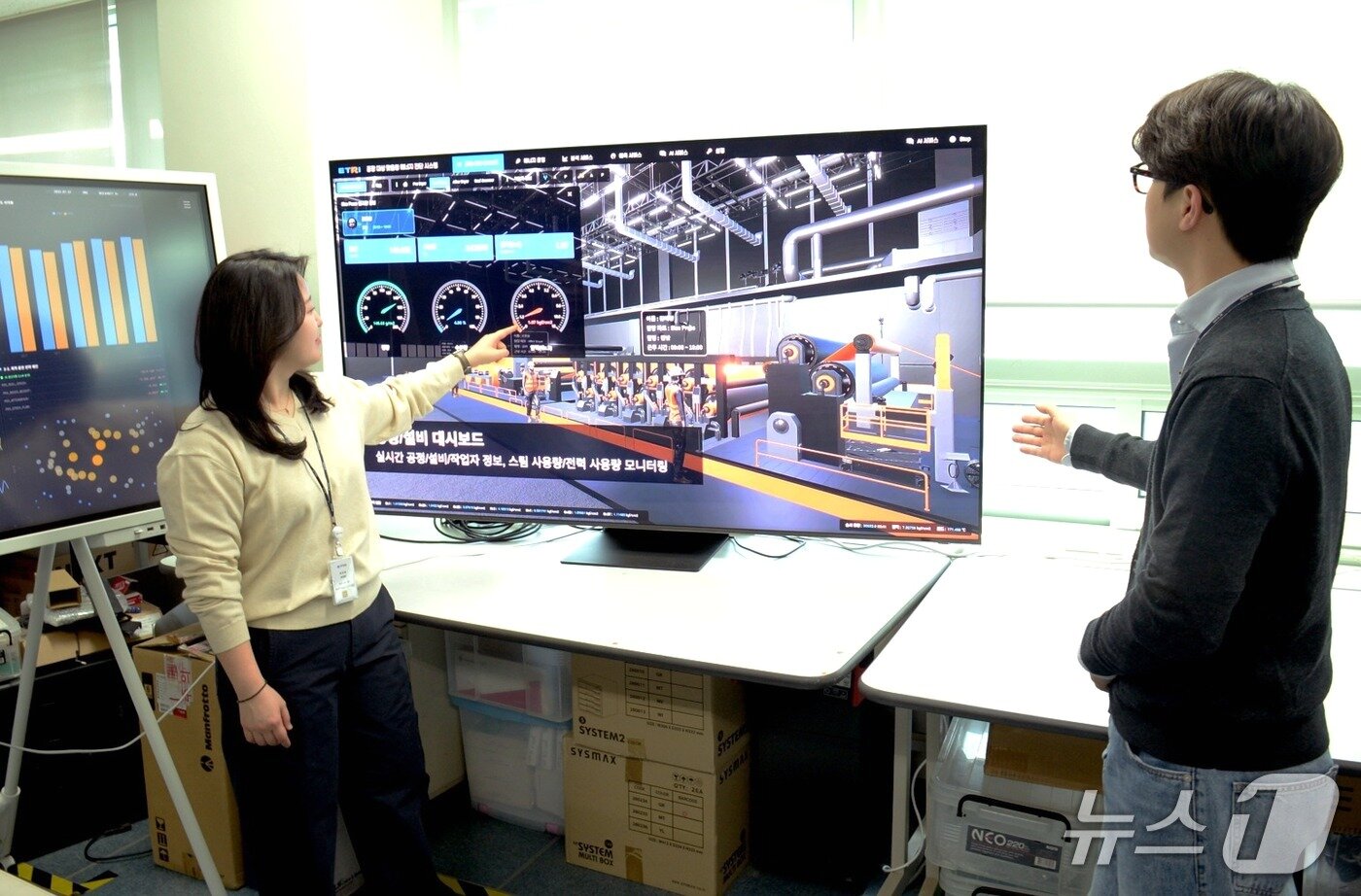 본문 이미지 - ETRI 연구진이 AI 및 디지털트윈 기반 공장에너지관리시스템(FEMS)을 활용한 제조 공정 에너지 최적화 기술을 설명하는 모습. (ETRI 제공. 재판매 및 DB금지) 2026.3.26/뉴스1