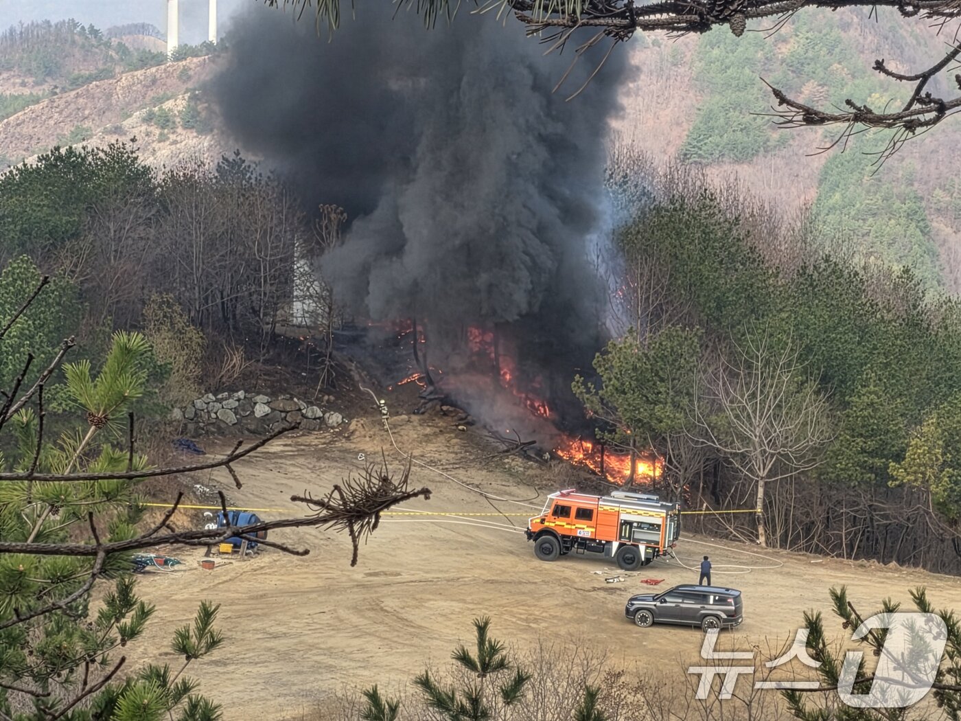 본문 이미지 - 26일 경북 영덕군 창포풍력단지 내 화재 사망 사고가 발생했던 발전ㄴ기에 남아있던 블레이드가 추락했다. 소방당국과 영덕군이 추락 과정에서 발생한 불을 진화하고 있다.(독자제공, 재판매 및 DB금지) ⓒ 뉴스1 최창호 기자