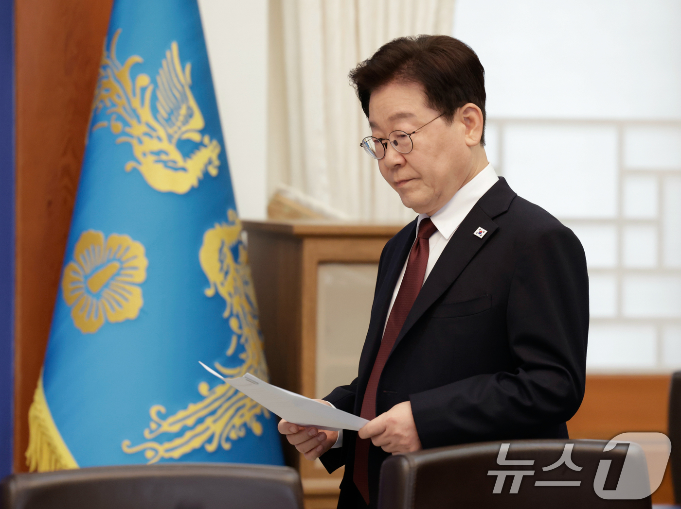 (서울=뉴스1) 허경 기자 = 이재명 대통령이 26일 청와대에서 열린 제2차 비상경제점검회의에 입장하고 있다. (청와대통신사진기자단) 2026.3.26/뉴스1