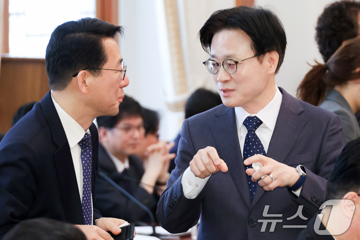 (서울=뉴스1) 이재명 기자 = 김정관 산업통상부 장관(오른쪽)과 황종우 해양수산부 장관이 26일 청와대에서 열린 제2차 비상경제점검회의에서 대화를 하고 있다. (청와대통신사진기자 …