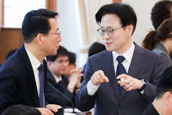 대화하는 김정관·황종우 장관