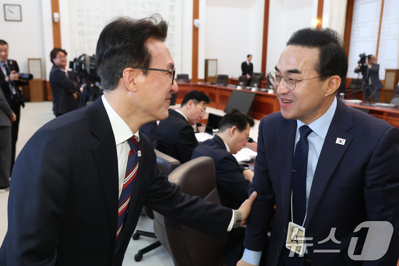 (서울=뉴스1) 이재명 기자 = 김민석 국무총리(왼쪽)와 박홍근 기획예산처 장관이 26일 청와대에서 열린 제2차 비상경제점검회의에서 인사를 나누고 있다. (청와대통신사진기자단) …