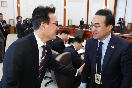 인사 나누는 김민석 총리·박홍근 장관