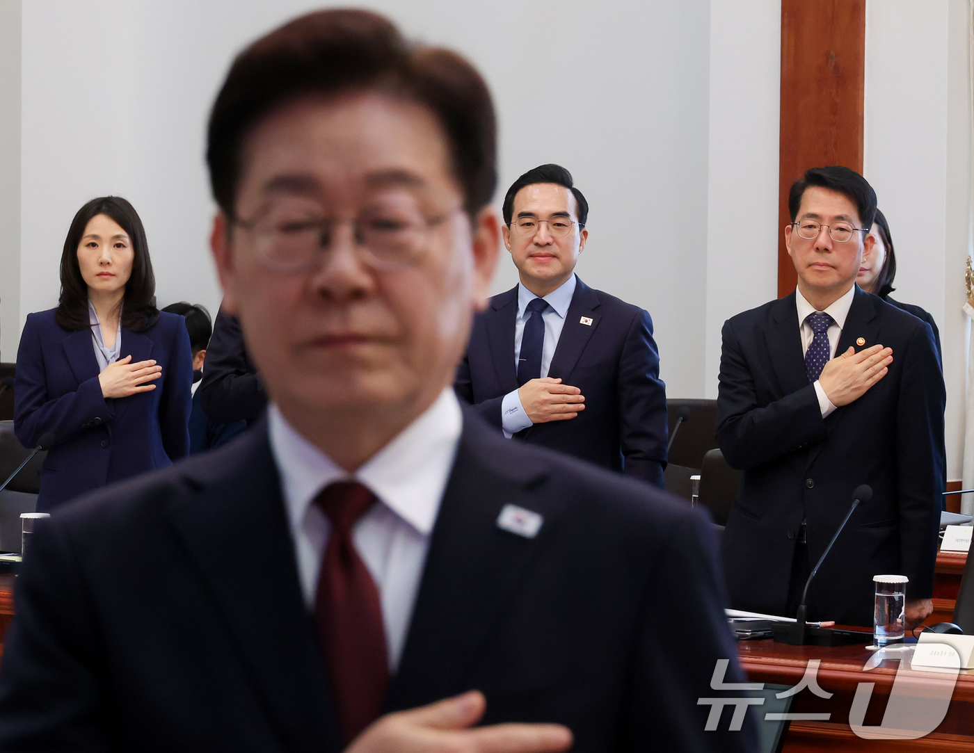 (서울=뉴스1) 이재명 기자 = 박홍근 기획예산처 장관과 황종우 해양수산부 장관이 26일 청와대에서 열린 제2차 비상경제점검회의에서 국민의례를 하고 있다. (청와대통신사진기자단) …