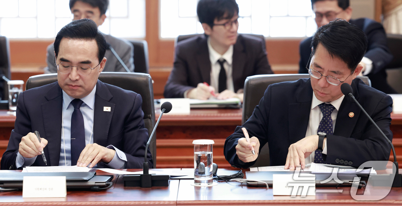 (서울=뉴스1) 허경 기자 = 박홍근 기획예산처 장관(왼쪽)과 황종우 해양수산부 장관이 26일 청와대에서 열린 제2차 비상경제점검회의에 앞서 자료를 보고 있다. (청와대통신사진기자 …