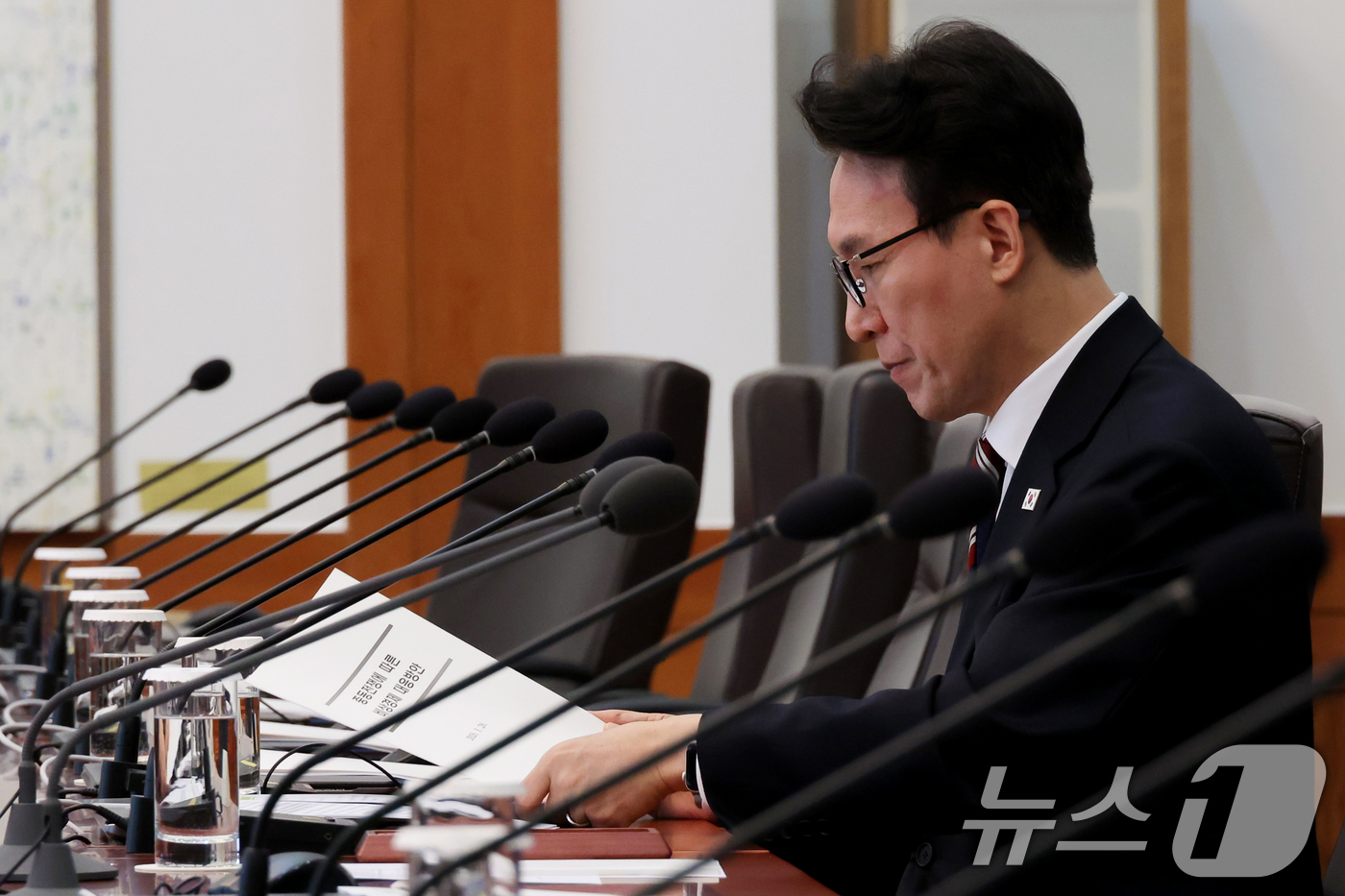 (서울=뉴스1) 이재명 기자 = 김민석 국무총리가 26일 청와대에서 열린 제2차 비상경제점검회의에서 자료를 살펴보고 있다. (청와대통신사진기자단)  2026.3.26/뉴스1