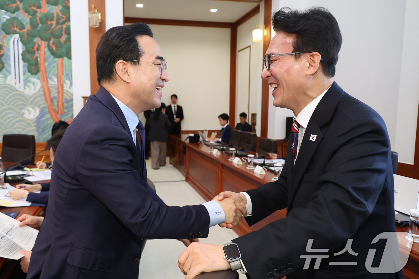 (서울=뉴스1) 이재명 기자 = 김민석 국무총리(오른쪽)와 박홍근 기획예산처 장관이 26일 청와대에서 열린 제2차 비상경제점검회의에서 인사를 나누고 있다. (청와대통신사진기자단) …