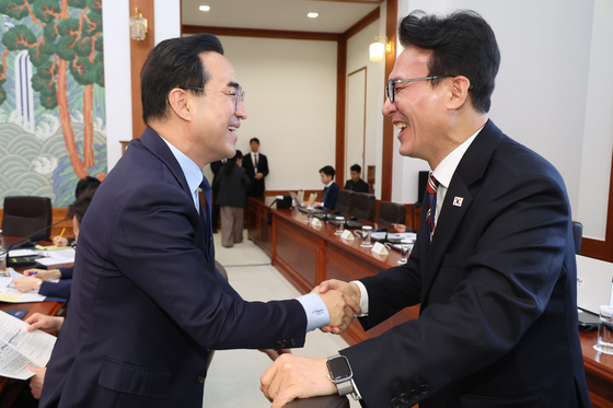 인사 나누는 김민석 총리·박홍근 장관