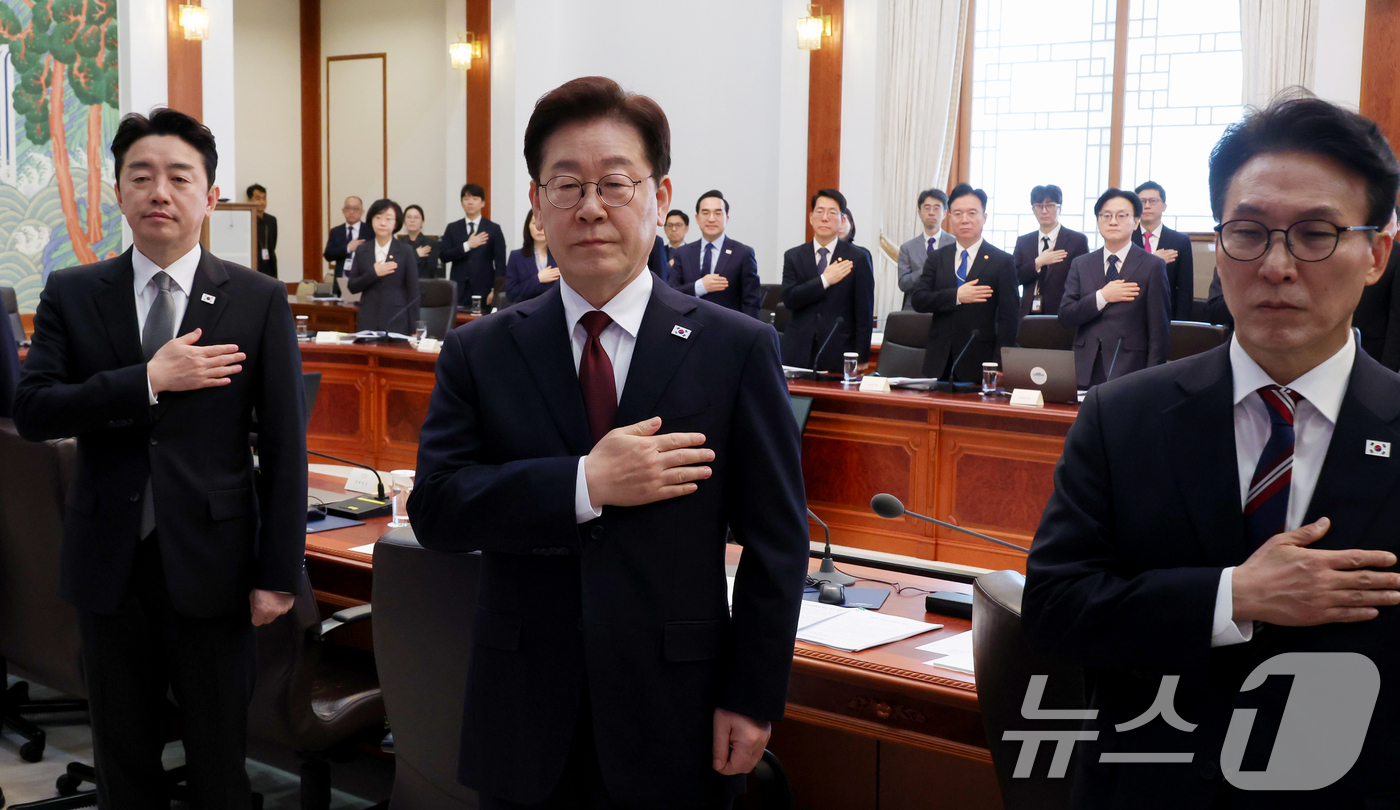 (서울=뉴스1) 이재명 기자 = 이재명 대통령이 26일 청와대에서 열린 제2차 비상경제점검회의에서 국민의례를 하고 있다. (청와대통신사진기자단)  2026.3.26/뉴스1