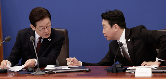 강훈식 비서실장과 대화하는 이재명 대통령