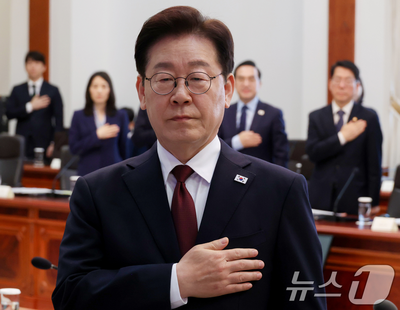 (서울=뉴스1) 이재명 기자 = 이재명 대통령이 26일 청와대에서 열린 제2차 비상경제점검회의에서 국민의례를 하고 있다. (청와대통신사진기자단)  2026.3.26/뉴스1