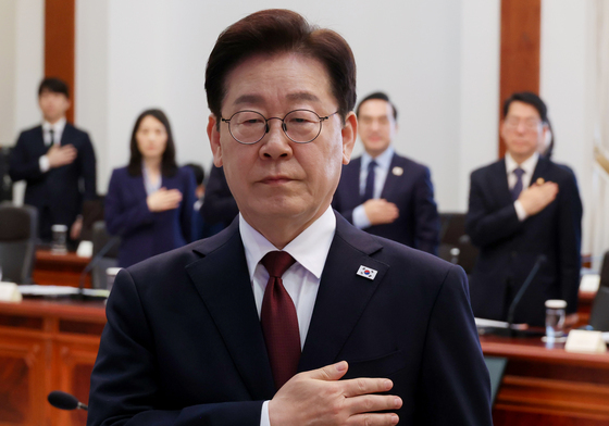 국민의례 하는 이재명 대통령