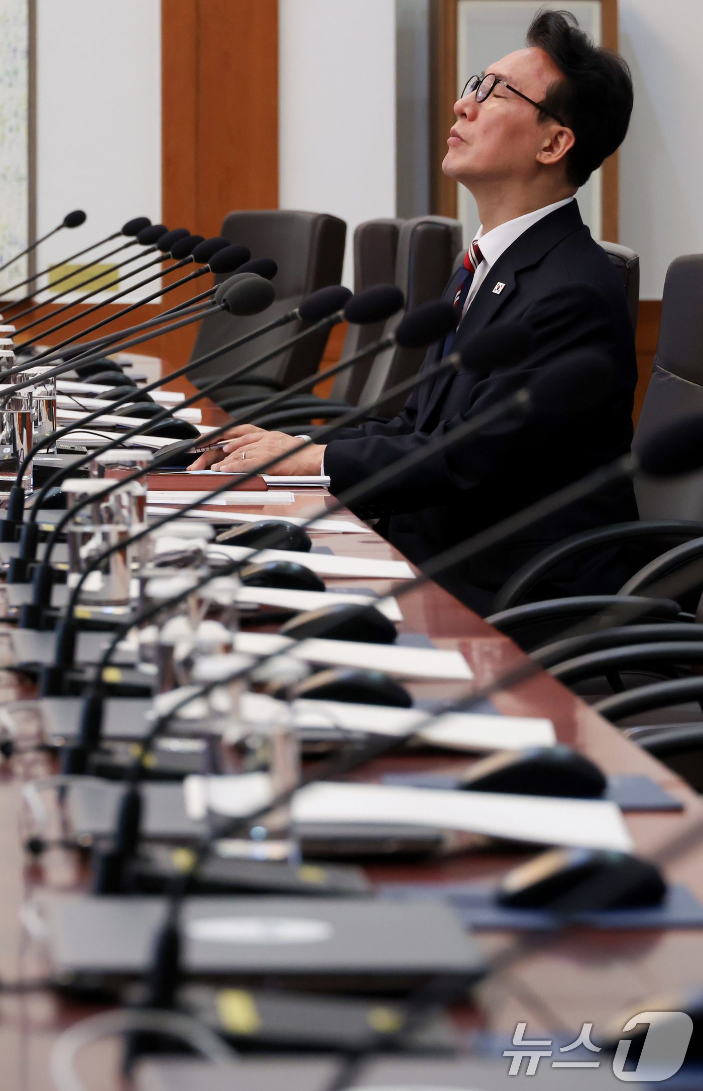 (서울=뉴스1) 이재명 기자 = 김민석 국무총리가 26일 청와대에서 열린 제2차 비상경제점검회의에서 생각에 잠겨 있다. (청와대통신사진기자단)  2026.3.26/뉴스1