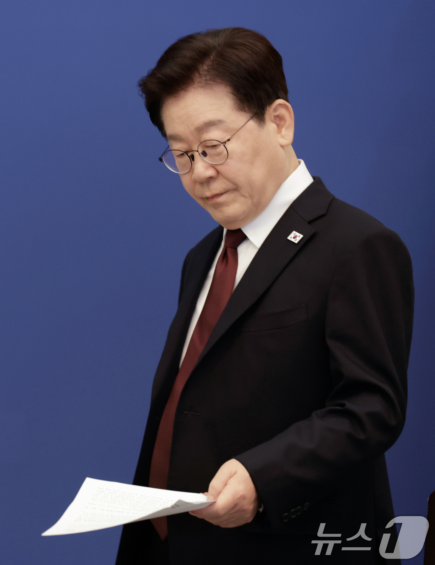 (서울=뉴스1) 허경 기자 = 이재명 대통령이 26일 청와대에서 열린 제2차 비상경제점검회의에 입장하고 있다. (청와대통신사진기자단) 2026.3.26/뉴스1