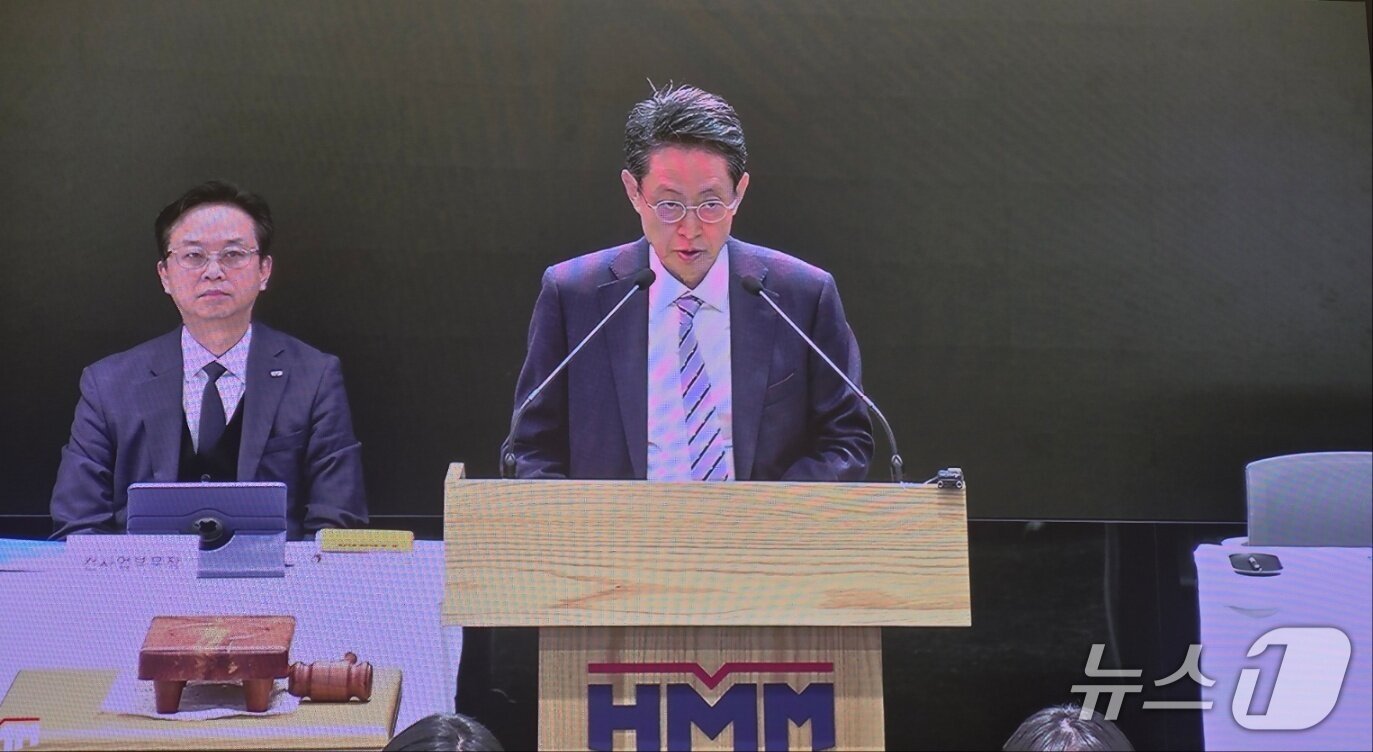 본문 이미지 - 최원혁 HMM 대표이사 사장이 26일 서울 본사에서 열린 HMM 제50기 정기주주총회에서 주주들의 질의에 답하고 있다. 2026.03.26 ⓒ 뉴스1 양새롬 기자