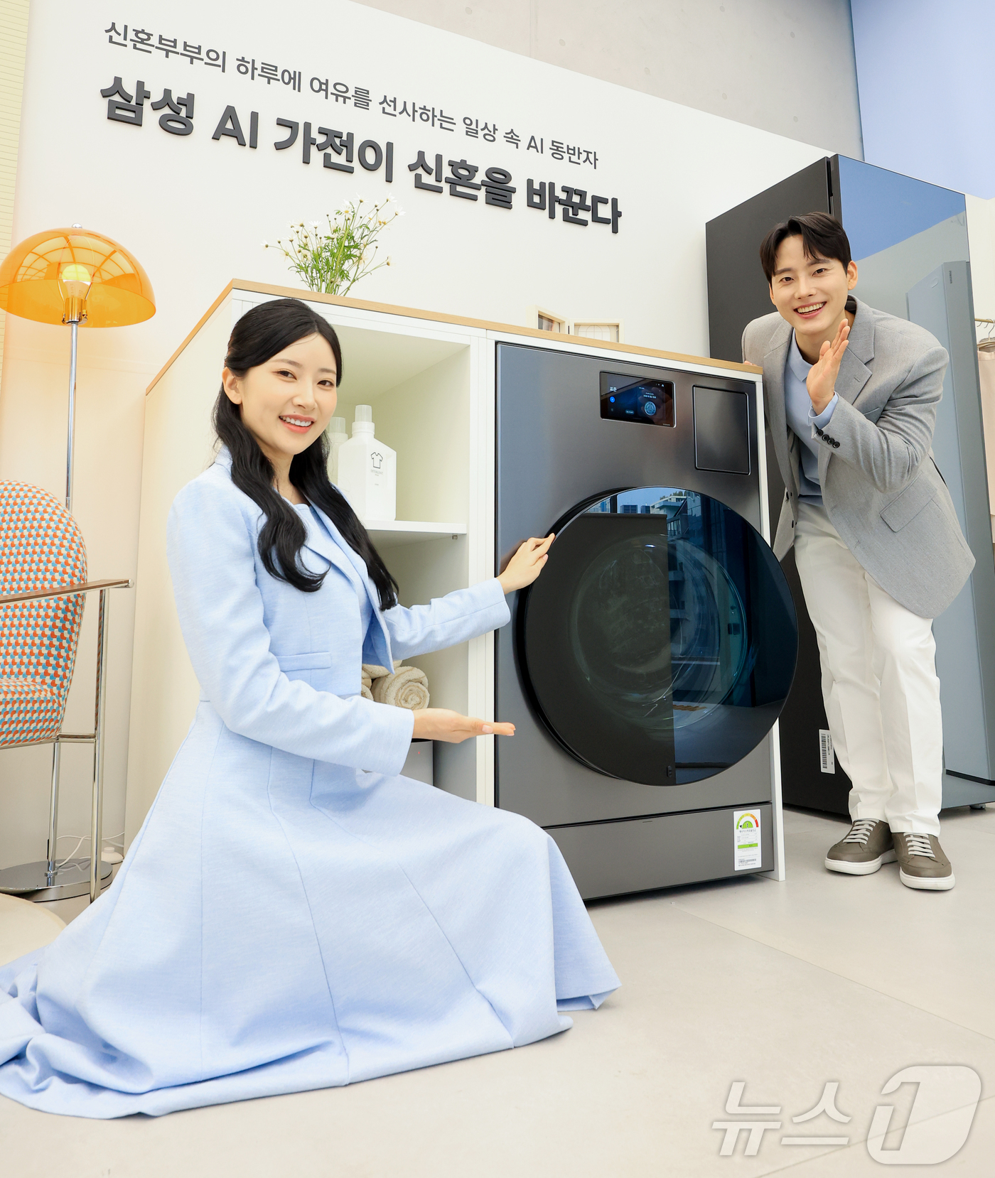 (서울=뉴스1) 이호윤 기자 = 삼성전자가 2026년형 '비스포크 AI 콤보' 신제품을 출시한 26일 서울 서초구 삼성 강남에서 모델들이 2026년형 '비스포크 AI 콤보'를 선보 …