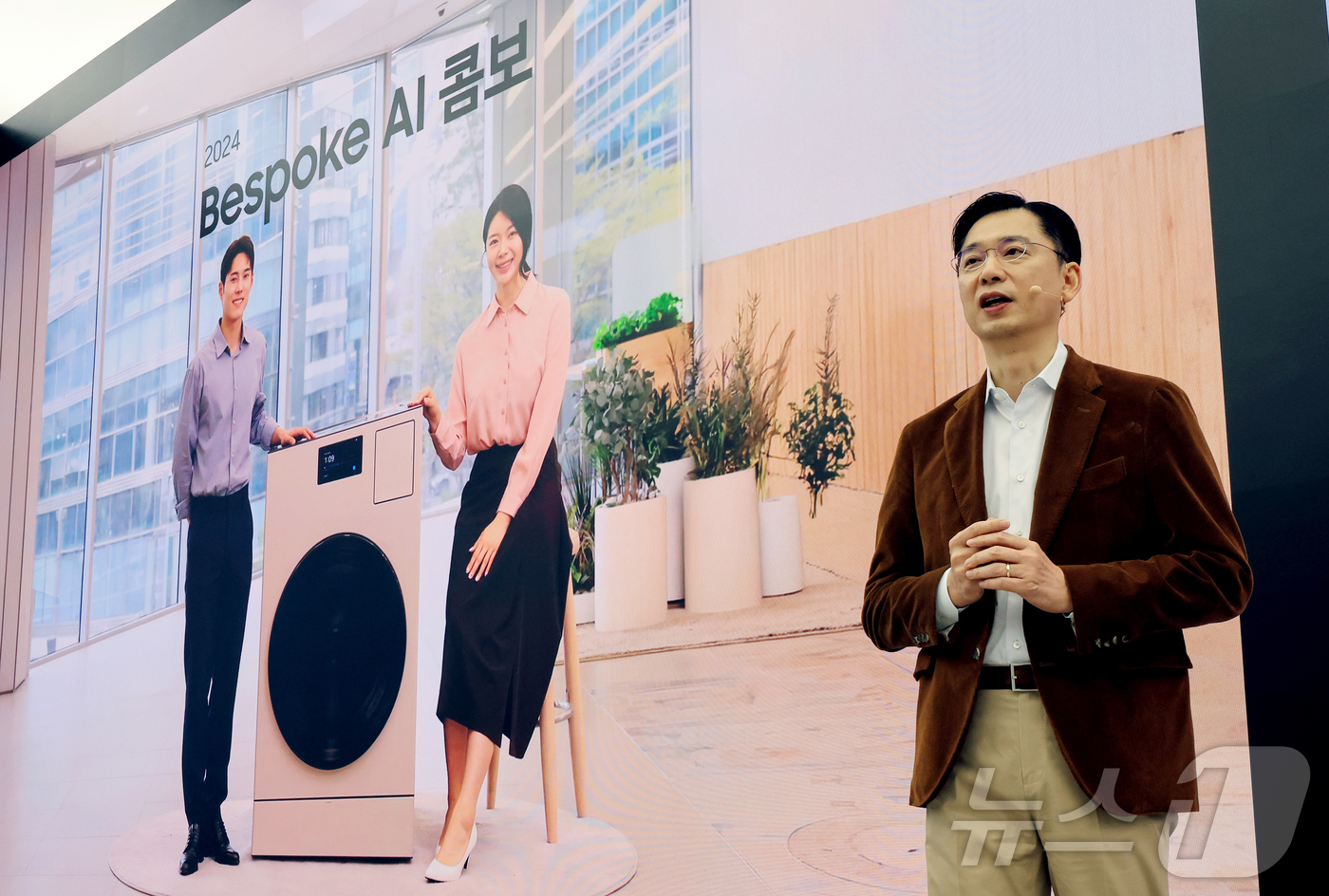 (서울=뉴스1) 이호윤 기자 = 삼성전자가 2026년형 '비스포크 AI 콤보' 신제품을 출시한 26일 서울 서초구 삼성 강남에서 임성택 삼성전자 한국총괄이 2026년형 '비스포크 …