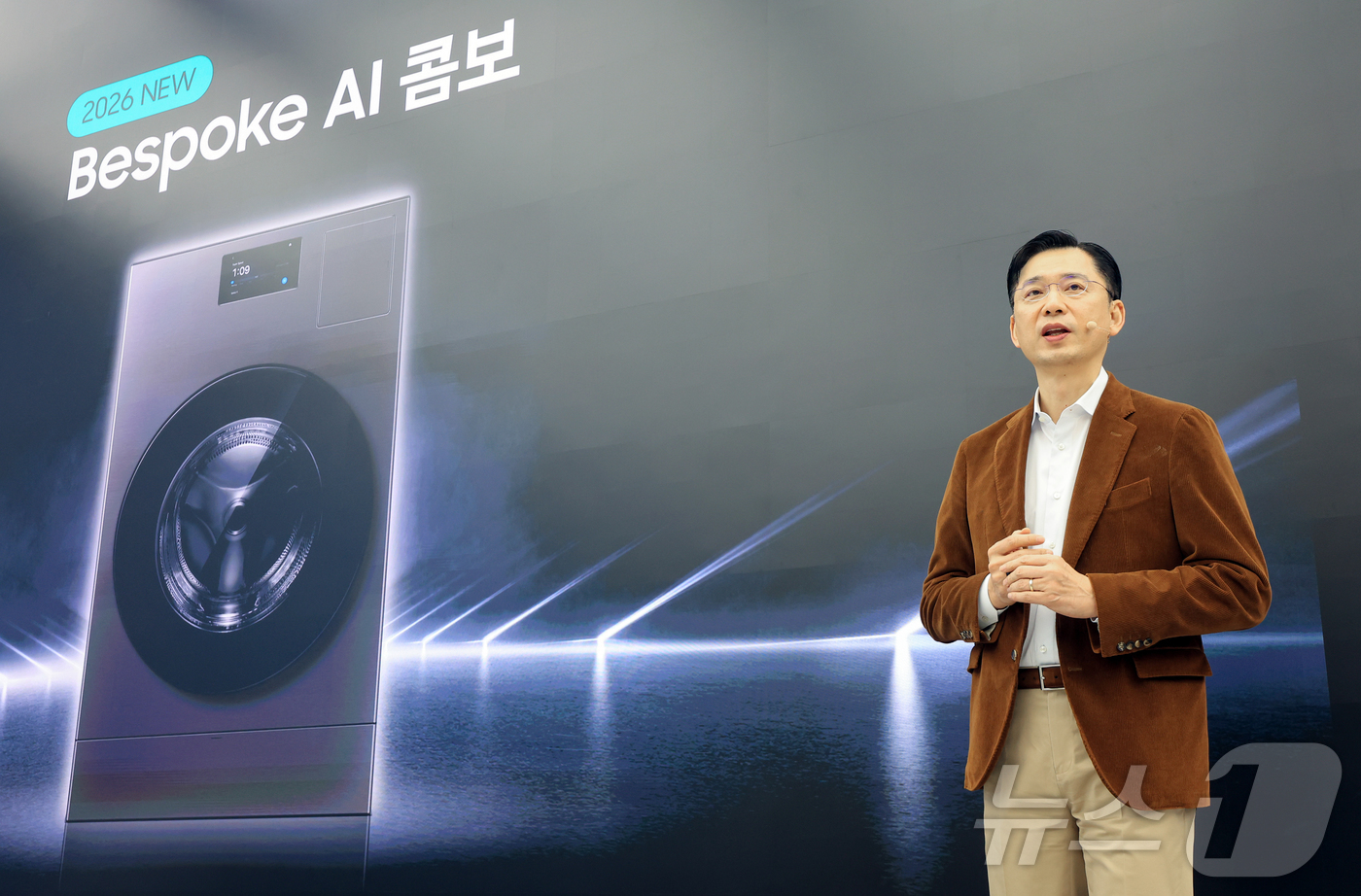 (서울=뉴스1) 이호윤 기자 = 삼성전자가 2026년형 '비스포크 AI 콤보' 신제품을 출시한 26일 서울 서초구 삼성 강남에서 임성택 삼성전자 한국총괄이 2026년형 '비스포크 …