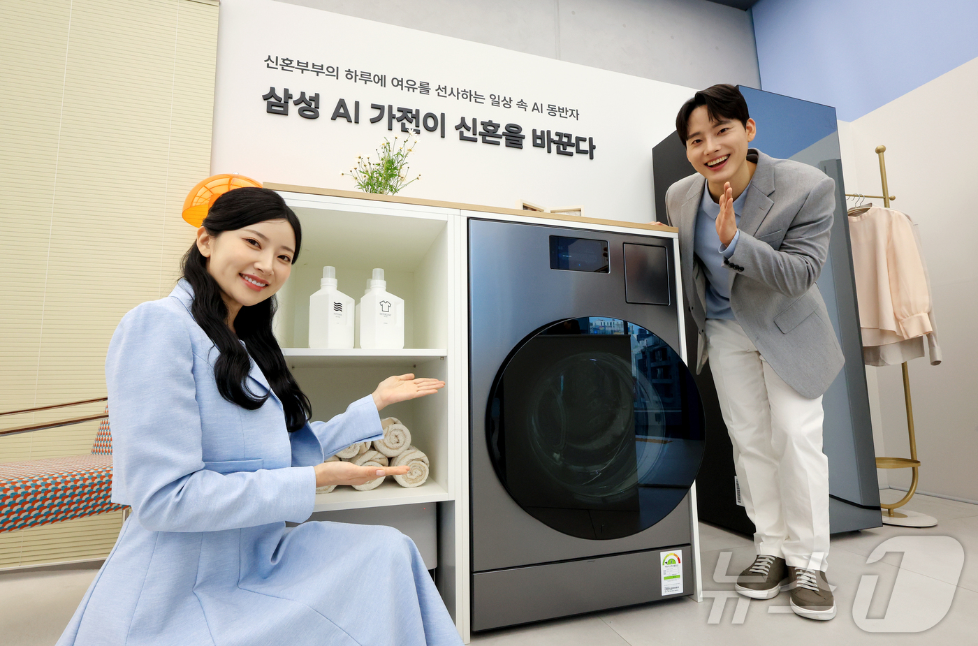 (서울=뉴스1) 이호윤 기자 = 삼성전자가 2026년형 '비스포크 AI 콤보' 신제품을 출시한 26일 서울 서초구 삼성 강남에서 모델들이 2026년형 '비스포크 AI 콤보'를 선보 …