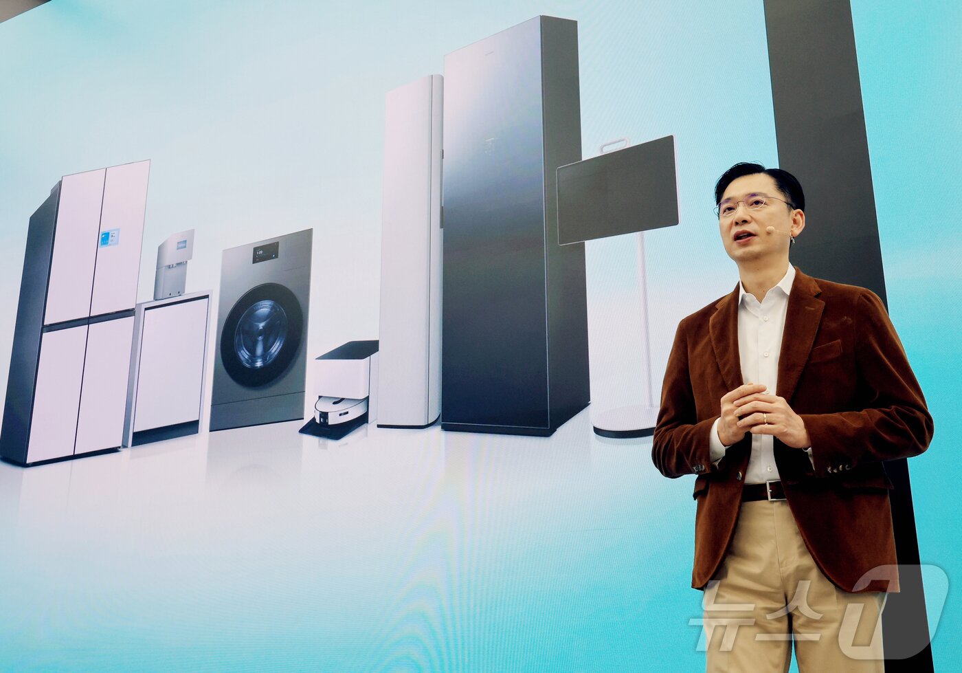 본문 이미지 - 삼성전자가 2026년형 '비스포크 AI 콤보' 신제품을 출시한 26일 서울 서초구 삼성 강남에서 임성택 삼성전자 한국총괄이 2026년형 '비스포크 AI 콤보'를 소개하고 있다. . ⓒ 뉴스1 이호윤 기자