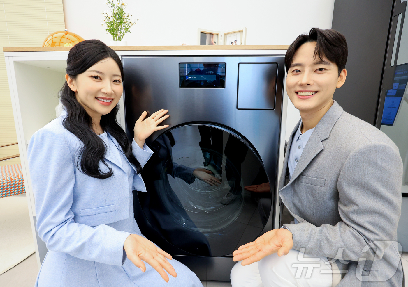 (서울=뉴스1) 이호윤 기자 = 삼성전자가 2026년형 '비스포크 AI 콤보' 신제품을 출시한 26일 서울 서초구 삼성 강남에서 모델들이 2026년형 '비스포크 AI 콤보'를 선보 …