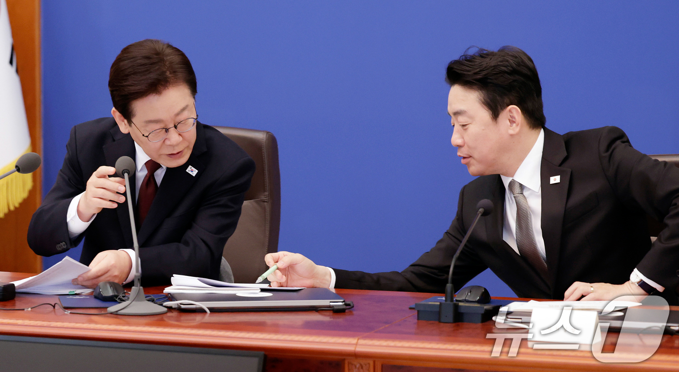 (서울=뉴스1) 허경 기자 = 이재명 대통령이 26일 청와대에서 열린 제2차 비상경제점검회의에서 강훈식 비서실장과 대화하고 있다. (청와대통신사진기자단) 2026.3.26/뉴스1