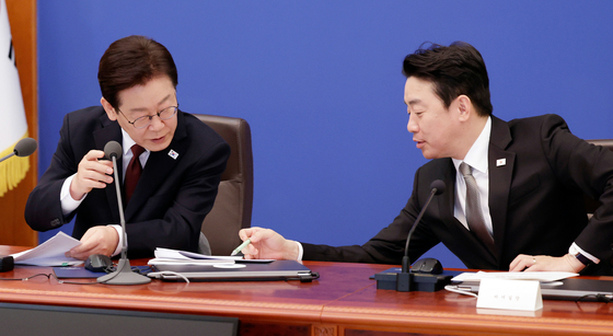 강훈식 비서실장과 대화하는 이재명 대통령