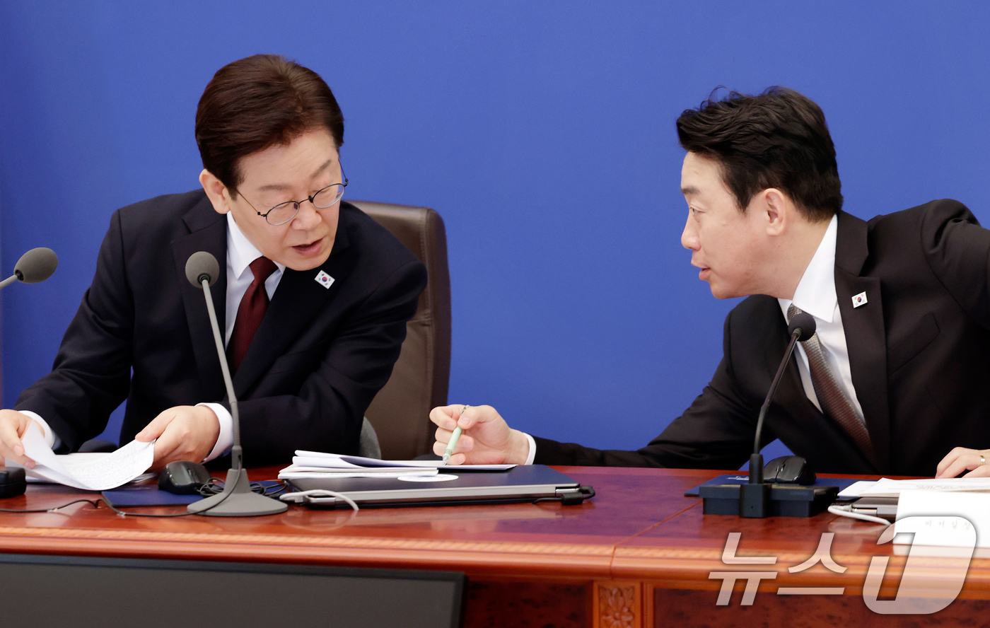 (서울=뉴스1) 허경 기자 = 이재명 대통령이 26일 청와대에서 열린 제2차 비상경제점검회의에서 강훈식 비서실장과 대화하고 있다. (청와대통신사진기자단) 2026.3.26/뉴스1