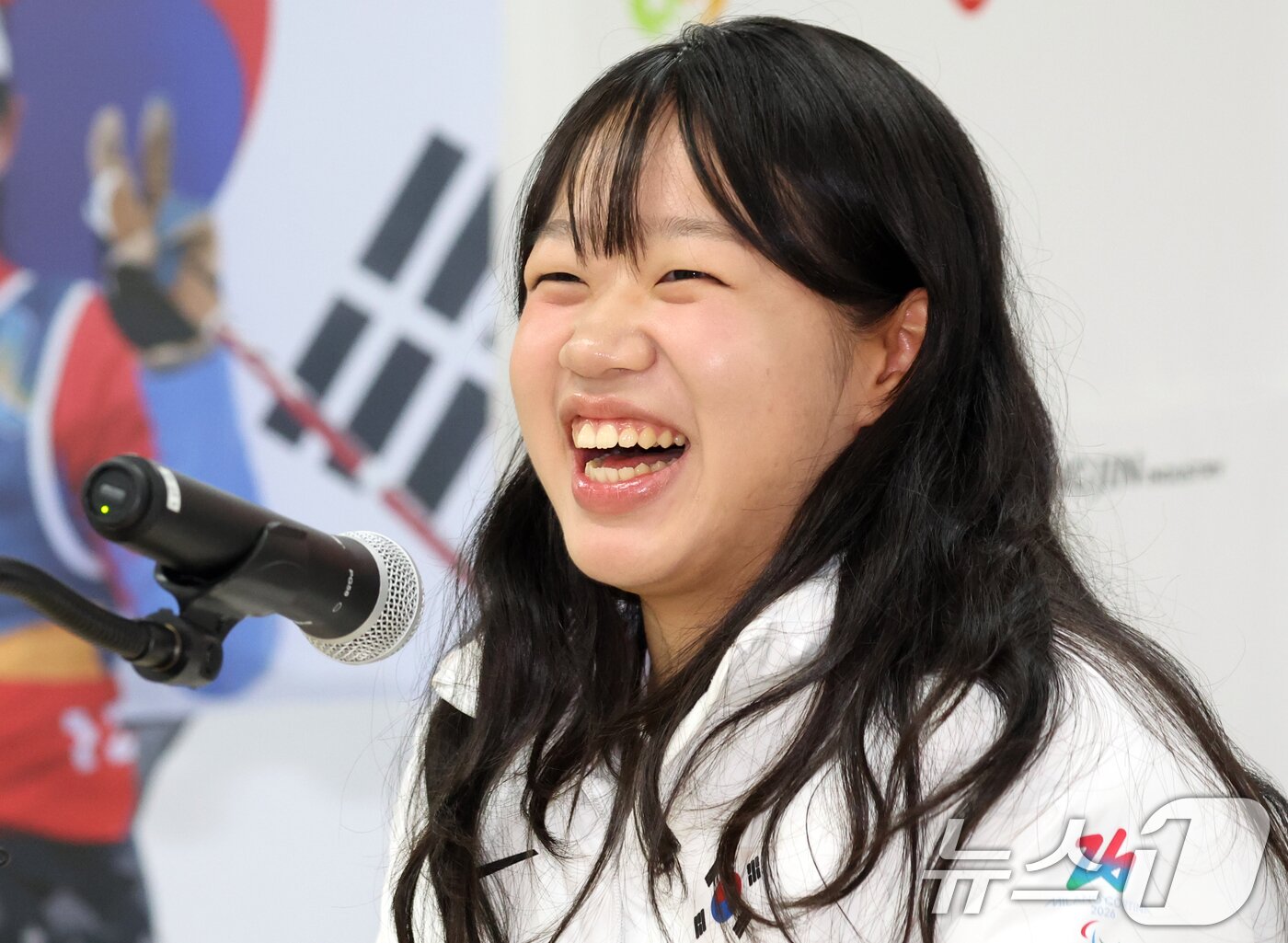 본문 이미지 - 패럴림픽 2관왕 김윤지 선수가 26일 서울 송파구 출근하는 올림픽회관 신관 대한장애인 체육회에서 2026 밀라노·코르티나 동계패럴림픽대회 대한민국 선수단 MVP 기자회견을 하고 있다. 2026.3.26 ⓒ 뉴스1 김명섭 기자