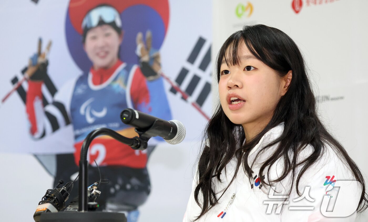 본문 이미지 - 패럴림픽 2관왕 김윤지 선수가 26일 서울 송파구 출근하는 올림픽회관 신관 대한장애인 체육회에서 2026 밀라노·코르티나 동계패럴림픽대회 대한민국 선수단 MVP 기자회견을 하고 있다. 2026.3.26 ⓒ 뉴스1 김명섭 기자
