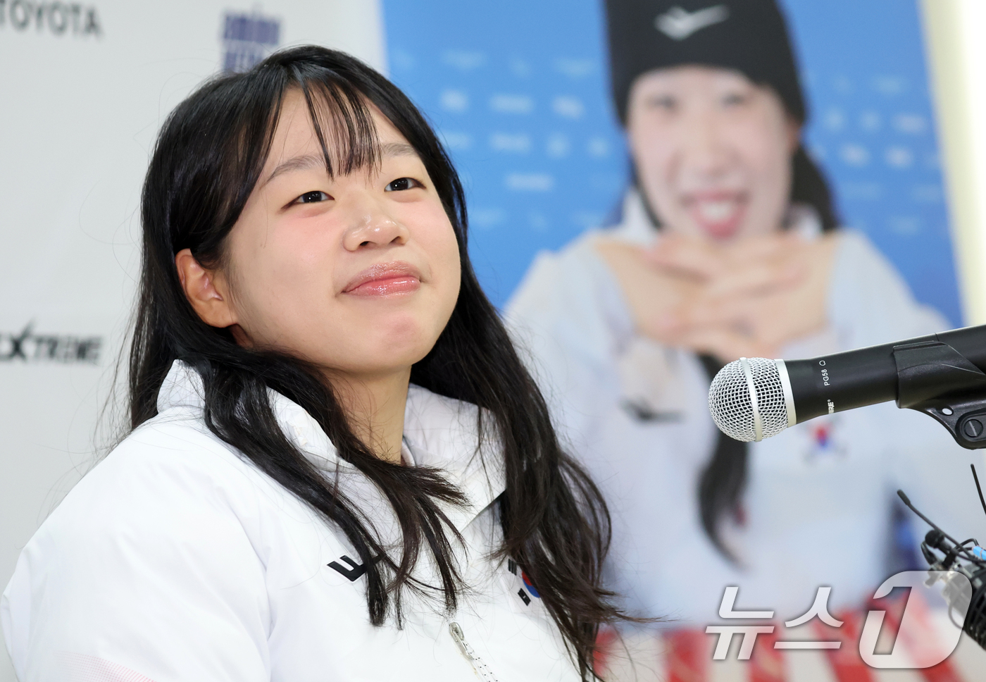 (서울=뉴스1) 김명섭 기자 = 패럴림픽 2관왕 김윤지 선수가 26일 서울 송파구 출근하는  올림픽회관 신관 대한장애인 체육회에서 2026 밀라노·코르티나 동계패럴림픽대회 대한민국 …