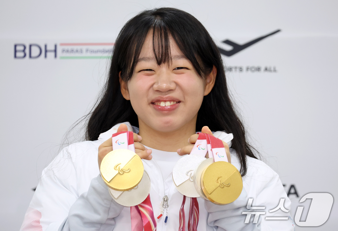 (서울=뉴스1) 김명섭 기자 = 패럴림픽 2관왕 김윤지 선수가 26일 서울 송파구 출근하는  올림픽회관 신관 대한장애인 체육회에서 2026 밀라노·코르티나 동계패럴림픽대회 대한민국 …