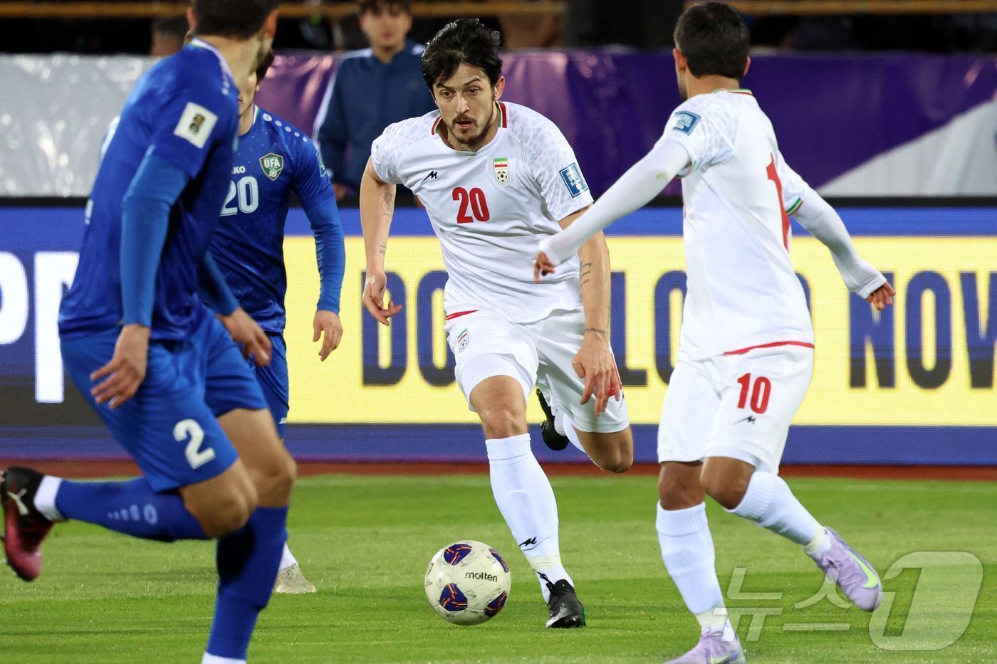 본문 이미지 - 이란 축구대표팀에서 제외된 사르다르 아즈문(가운데) ⓒ AFP=뉴스1