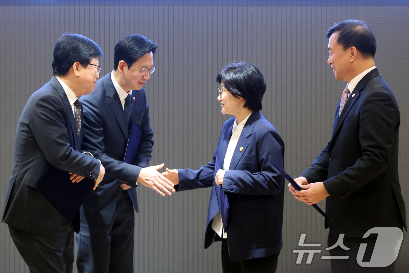 (서울=뉴스1) 황기선 기자 = 배경훈 부총리 겸 과학기술정보통신부 장관이 26일 오전 서울 서대문구 가재울청소년센터에서 열린 '안전하고 포용적인 AI·과학기술 기반 마련과 청소년 …