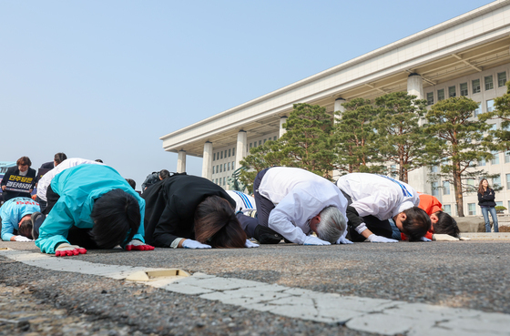 정치개혁 촉구하며 삼보일배