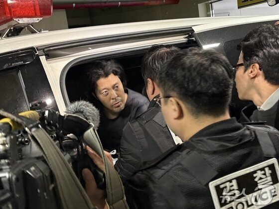 본문 이미지 - 항공사 동료 기장을 흉기로 살해한 혐의를 받는 김동환(49)이 26일 오전 부산진경찰서에서 검찰로 송치되고 있다. 2026.3.26 ⓒ 뉴스1 박서현 기자