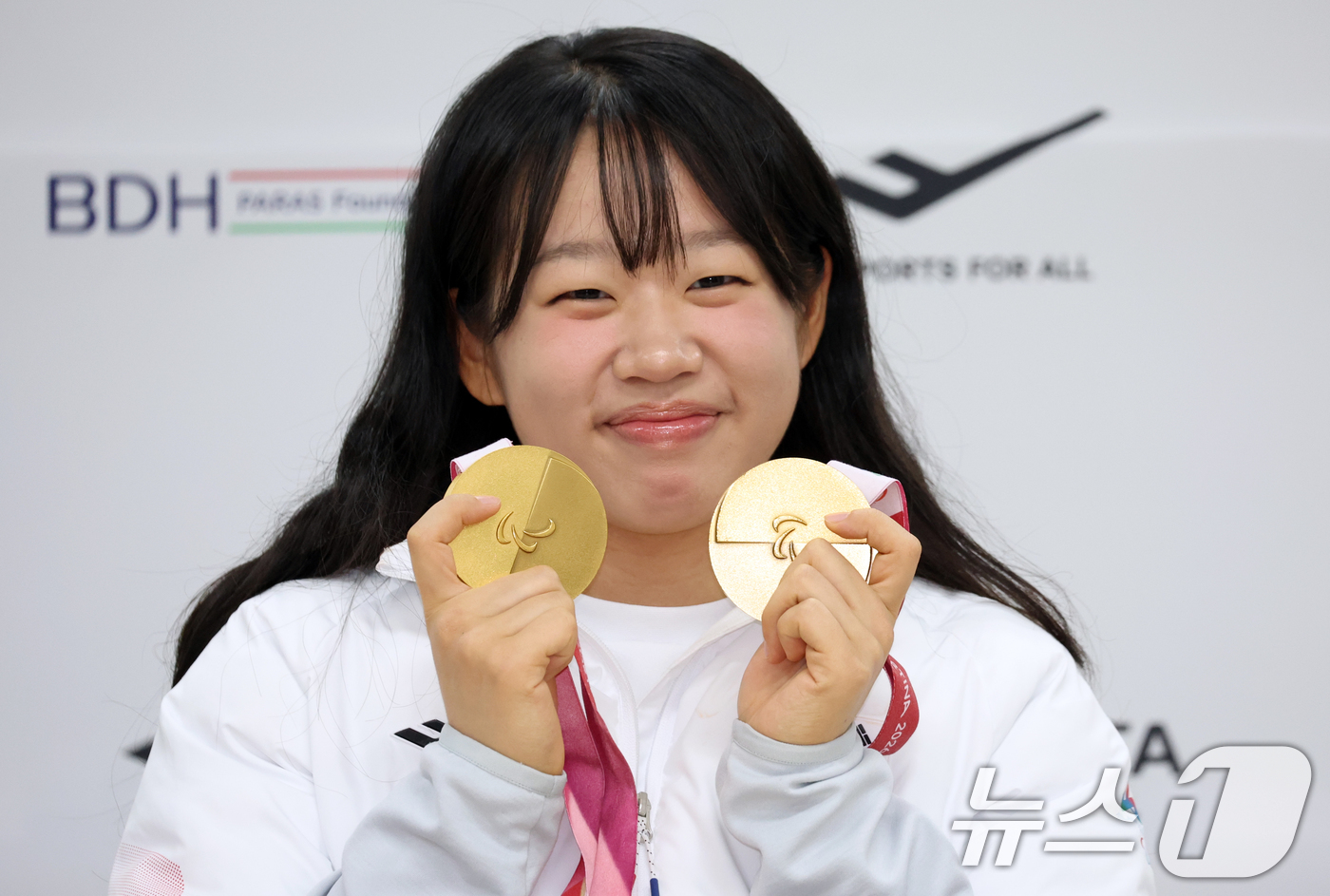 (서울=뉴스1) 김명섭 기자 = 패럴림픽 2관왕 김윤지 선수가 26일 서울 송파구 출근하는  올림픽회관 신관 대한장애인 체육회에서 2026 밀라노·코르티나 동계패럴림픽대회 대한민국 …