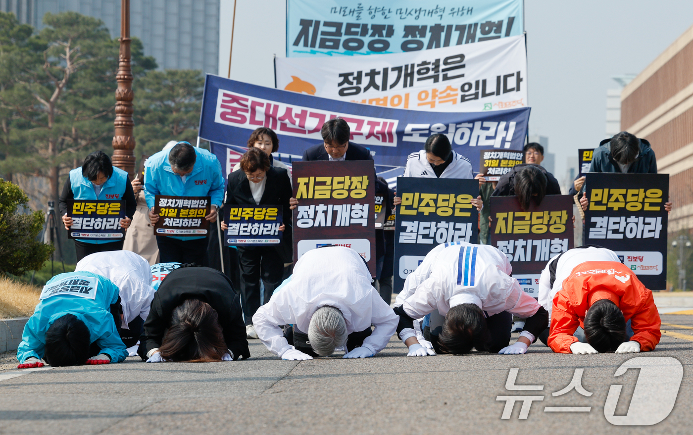 (서울=뉴스1) 안은나 기자 = 신지혜 기본소득당 최고위원(앞줄 왼쪽부터), 손솔 진보당 의원, 서왕진 조국혁신당 원내대표, 조국 대표, 한창민 사회민주당 대표를 비롯한 진보4당 …