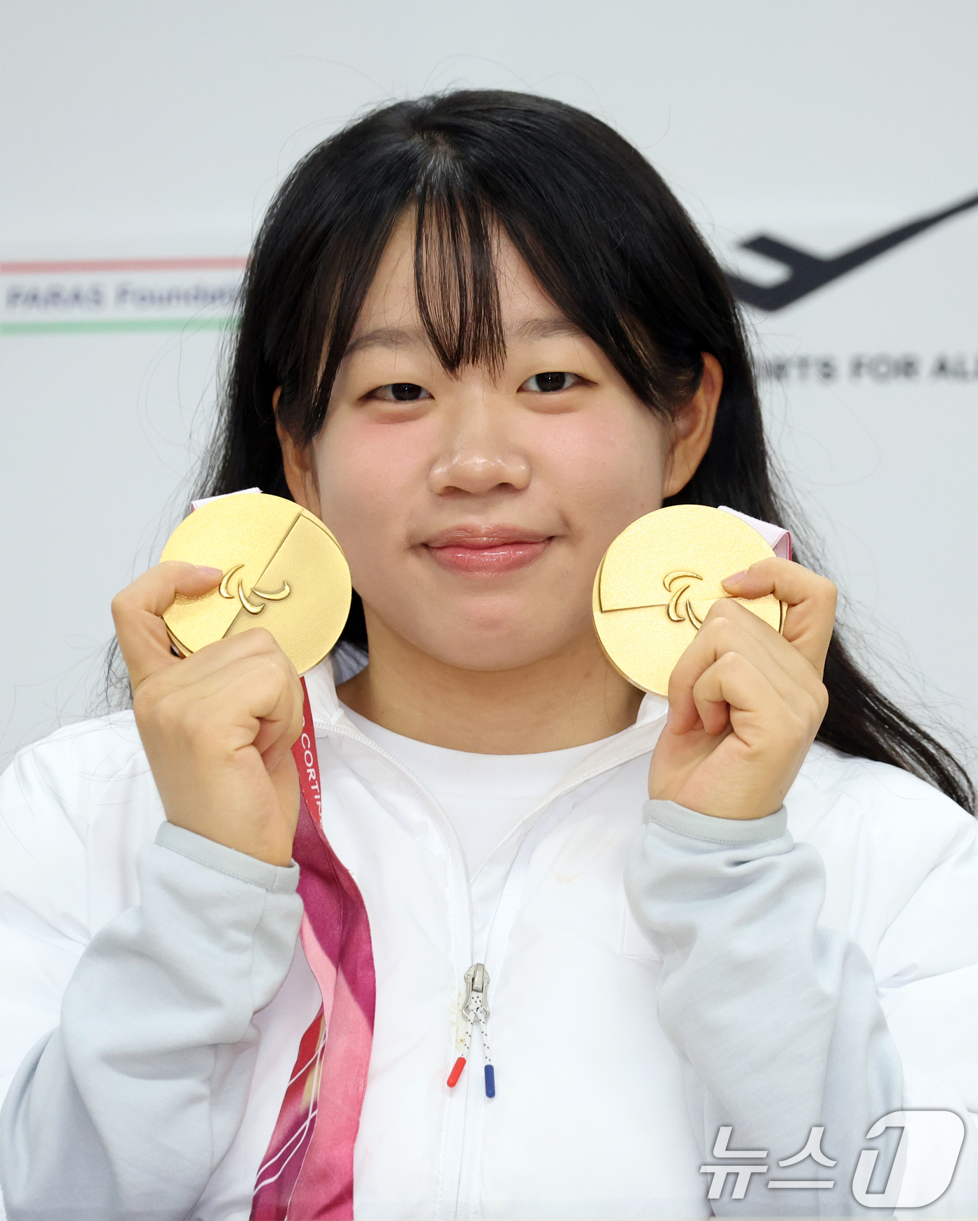 (서울=뉴스1) 김명섭 기자 = 패럴림픽 2관왕 김윤지 선수가 26일 서울 송파구 출근하는  올림픽회관 신관 대한장애인 체육회에서 2026 밀라노·코르티나 동계패럴림픽대회 대한민국 …