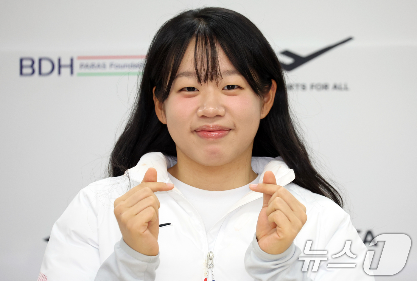 (서울=뉴스1) 김명섭 기자 = 패럴림픽 2관왕 김윤지 선수가 26일 서울 송파구 출근하는  올림픽회관 신관 대한장애인 체육회에서 2026 밀라노·코르티나 동계패럴림픽대회 대한민국 …