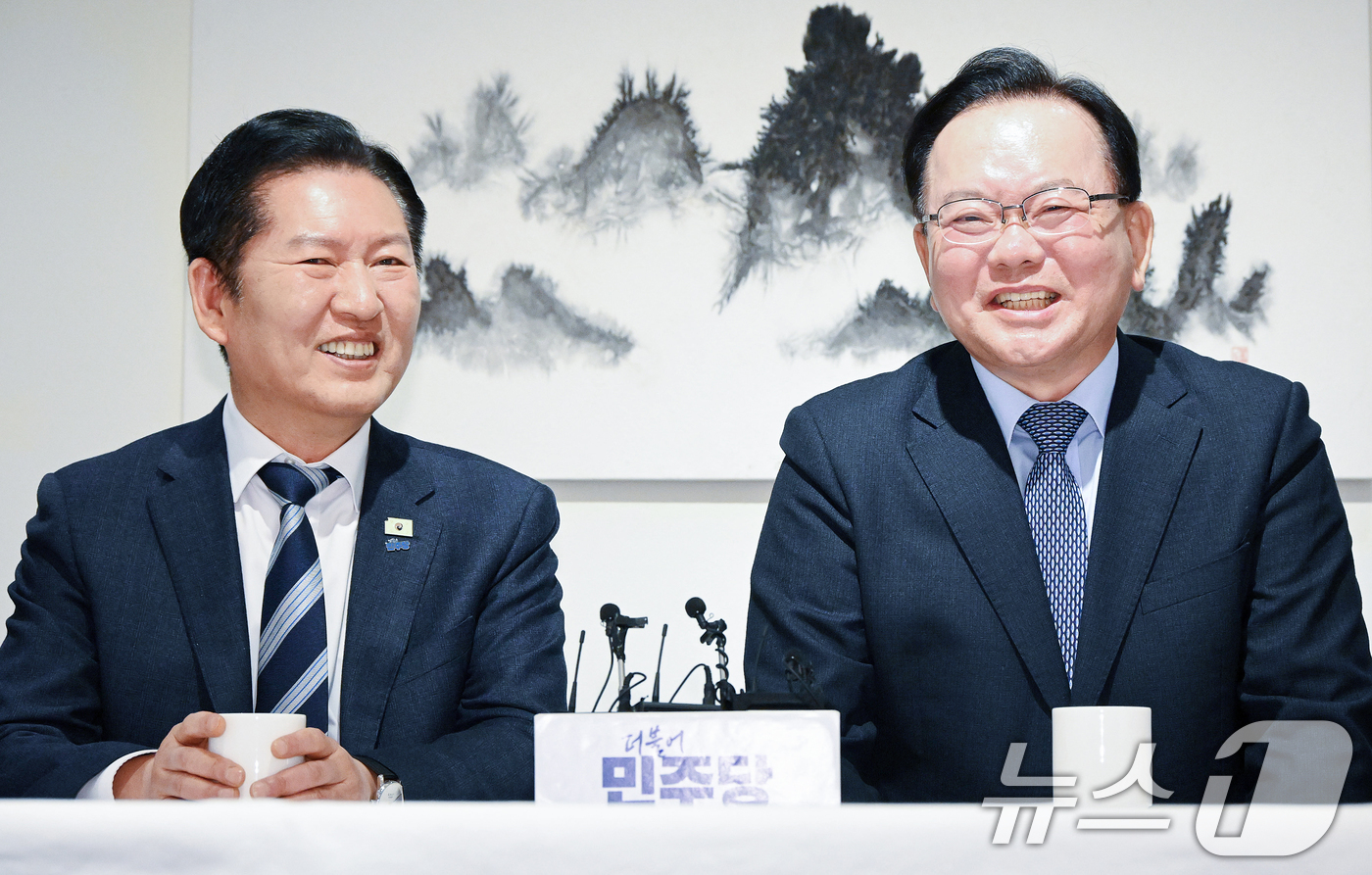 (서울=뉴스1) 국회사진기자단 = 정청래 더불어민주당 대표와 김부겸 전 국무총리가 26일 서울 중구 달개비에서 회동하고 있다. 2026.3.26/뉴스1