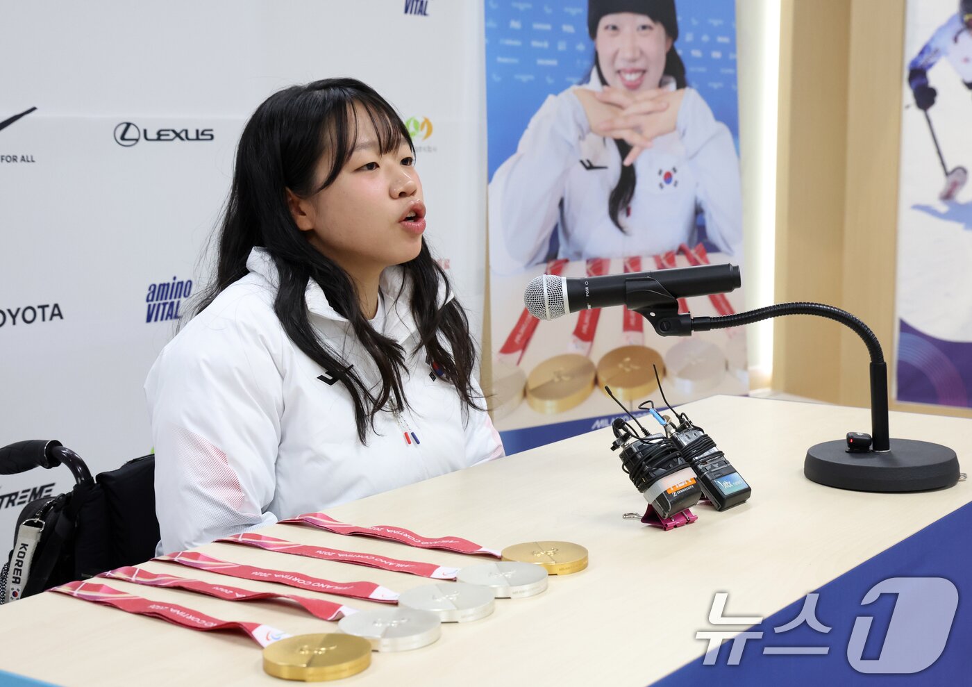 본문 이미지 - 패럴림픽 2관왕 김윤지 선수가 26일 서울 송파구 출근하는 올림픽회관 신관 대한장애인 체육회에서 2026 밀라노·코르티나 동계패럴림픽대회 대한민국 선수단 MVP 기자회견을 하고 있다. 2026.3.26 ⓒ 뉴스1 김명섭 기자