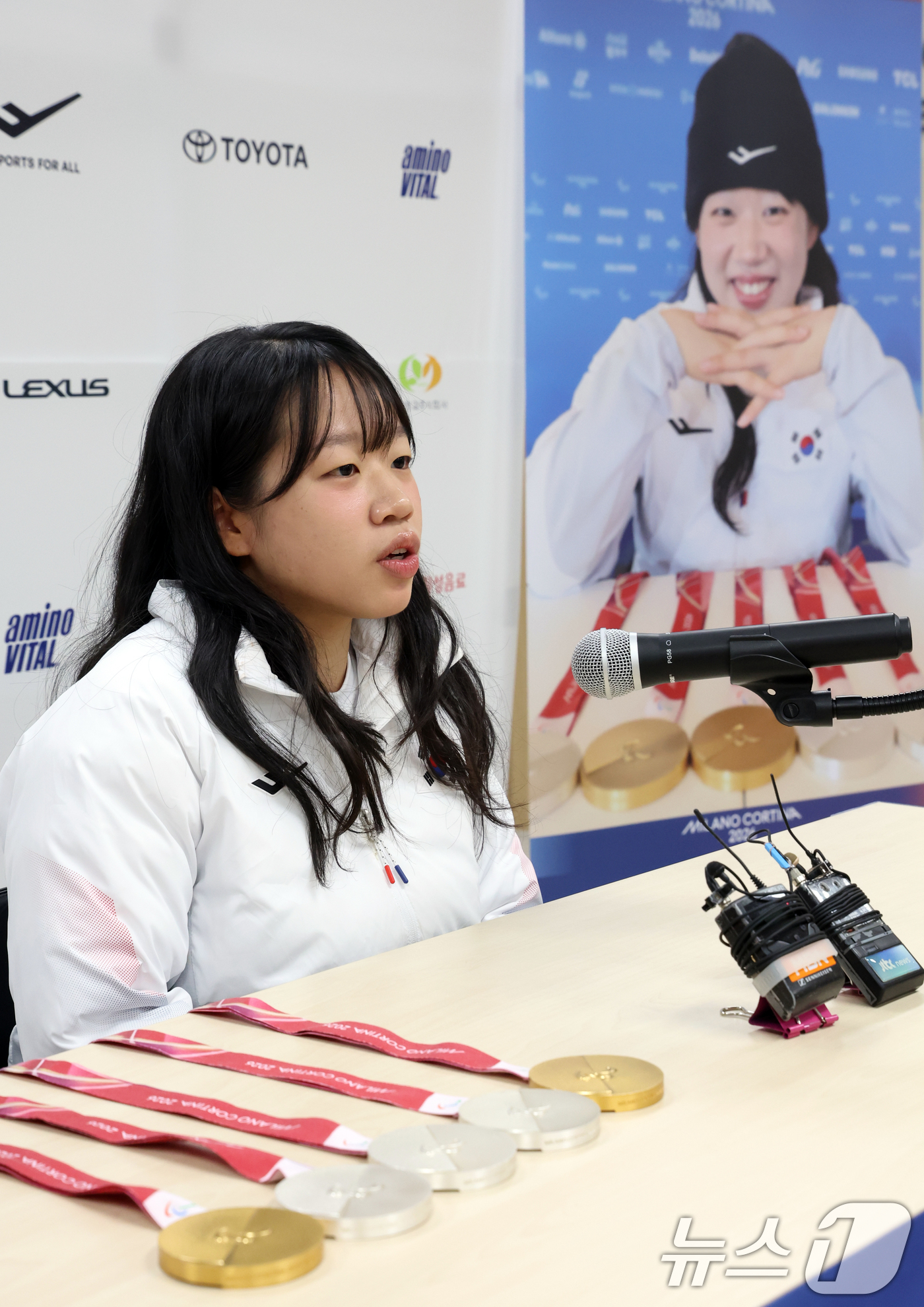 (서울=뉴스1) 김명섭 기자 = 패럴림픽 2관왕 김윤지 선수가 26일 서울 송파구 출근하는  올림픽회관 신관 대한장애인 체육회에서 2026 밀라노·코르티나 동계패럴림픽대회 대한민국 …